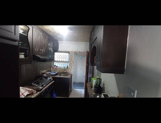 2 BEDROOM FLAT FOR SALE IN WOODHURST